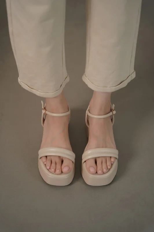 LIGHTWEIGHT WIDE MAMA SANDALS