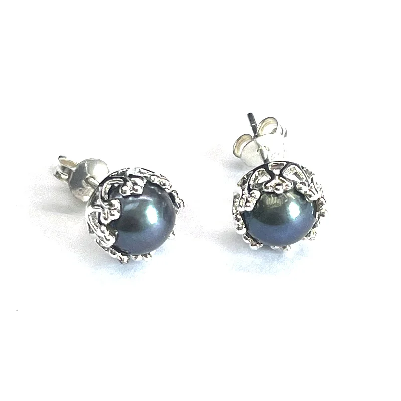 Crown setting silver earring with black pearl