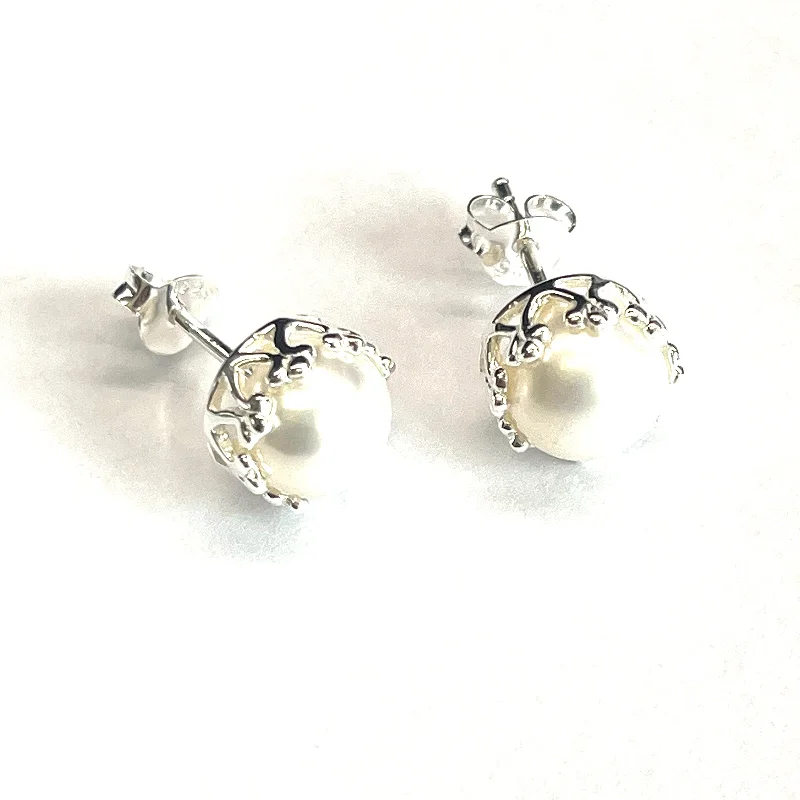 Crown setting silver earring with pearl