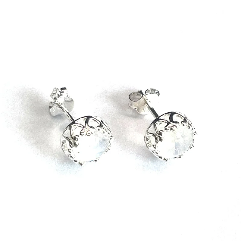 Crown setting silver earring with white stone